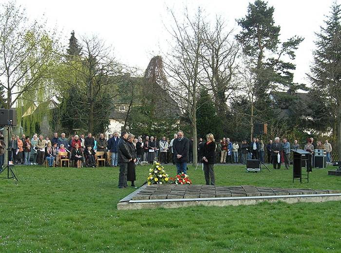 Überlebendentreffen am Mahnmal des ehemaligen KZ Niederhagen, 2007