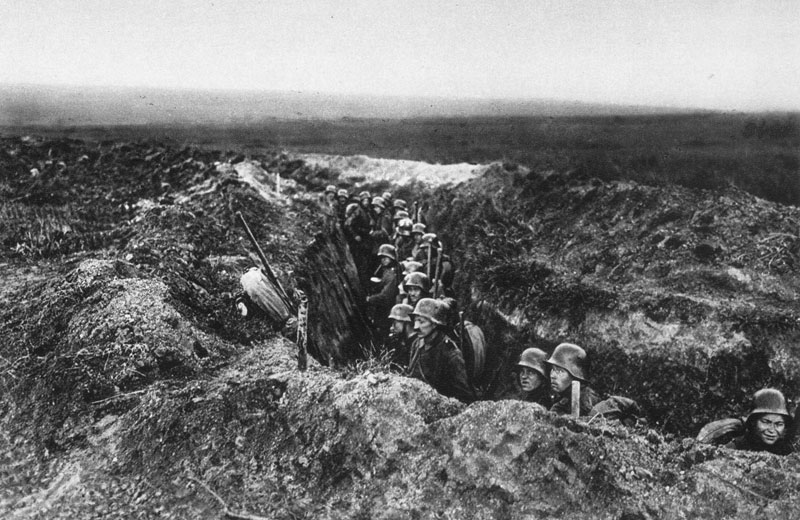 Deutsche Soldaten im Schützengraben, Westfront 1918